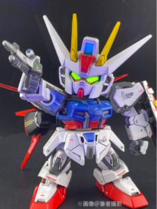 SD Ex-Standard エールストライクガンダムの完成写真。右手でビームライフルを右斜め上に構えて狙っています。目が光っています。