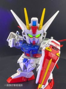 SD Ex-Standard エールストライクガンダムの完成写真。右手でビームライフルを正面に構えて狙っています。シールで体をカバーし、目が光っています。