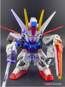 SD Ex-Standard エールストライクガンダムの完成写真。右手でビームライフルを持ち、正面を向いています。目が光っています。