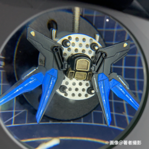 拡大鏡で除いた写真でスーパードラグーンのデカール貼りを行っている様子