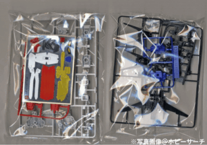 SD Ex-Standard エールストライクガンダムの 内容物の写真です。二つの透明な袋が写ってあり、左型には、白と赤のランナーの他にシールが入っています。右側には青と黒のランナーが入っています。