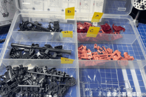 ガンプラのパーツを先に切り出し、ランナー毎にプラスチックケースに保管している写真。マスキングテープを使ってランナー番号がわかるように貼ってある